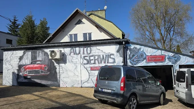 mechanik podczas naprawy silnika w Auto Serwis Premium Kraków