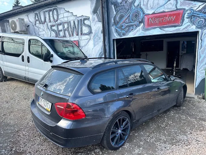 budynek Auto Serwis Premium w Krakowie z lawetą przed warsztatem