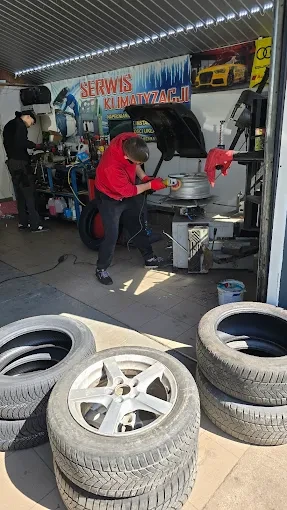 samochód przed warsztatem Auto Serwis Premium w Krakowie